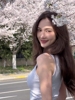 与花争艳！杨政女友孟雅芳晒春季出游照 美的不可芳言😍