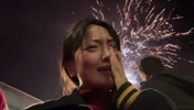 不容易啊😭！阿森纳夺冠，女枪迷明月眼含热泪庆祝