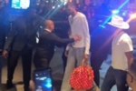 疯狂的纽约！尼克斯球迷赛后向文班扔杂物 后者在保安护送下离场